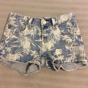 ✨Denim shorts with a tropical pattern